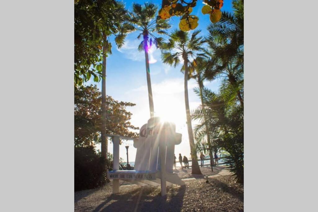 River Delight,Studio109, Beach & Pool Steps Away + Wifi Ruskin Bagian luar foto