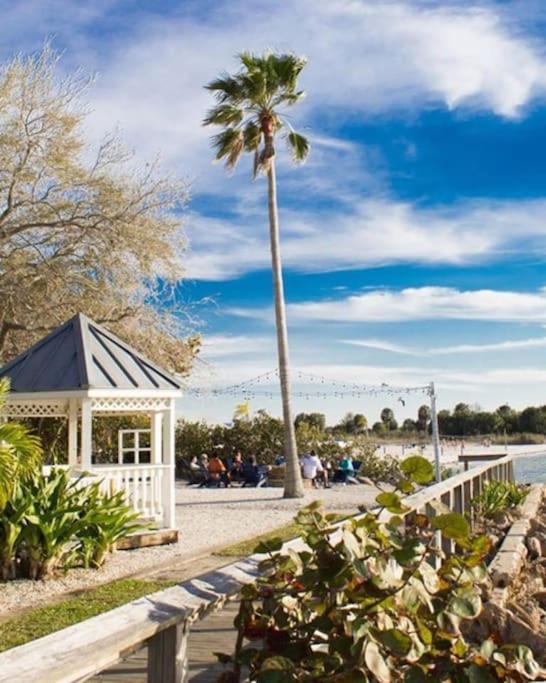 River Delight,Studio109, Beach & Pool Steps Away + Wifi Ruskin Bagian luar foto