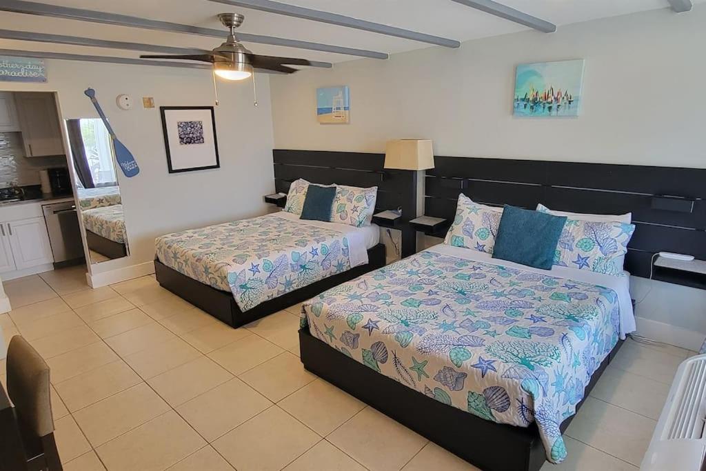 River Delight,Studio109, Beach & Pool Steps Away + Wifi Ruskin Bagian luar foto