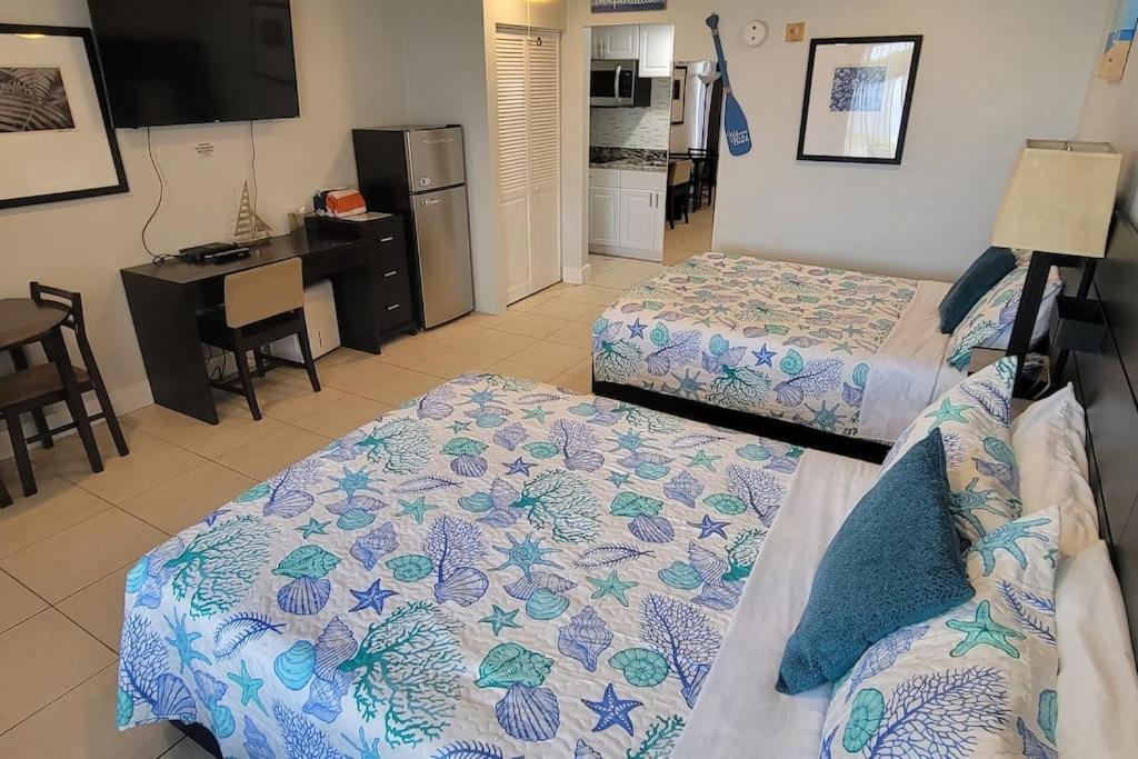 River Delight,Studio109, Beach & Pool Steps Away + Wifi Ruskin Bagian luar foto