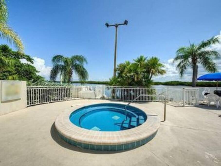 River Delight,Studio109, Beach & Pool Steps Away + Wifi Ruskin Bagian luar foto