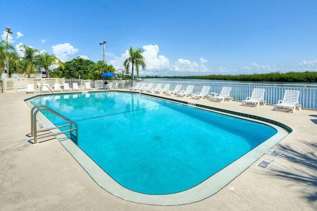 River Delight,Studio109, Beach & Pool Steps Away + Wifi Ruskin Bagian luar foto